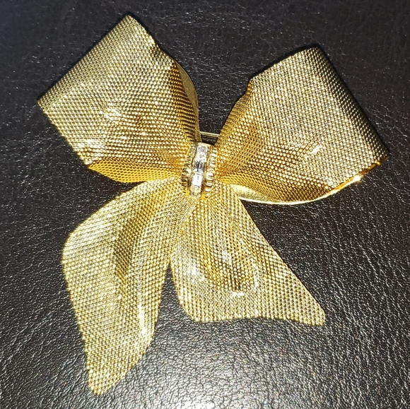 Gold tone Bow brooch with rhinestones - Picture 2 of 6